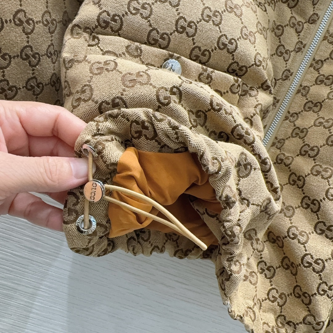 🛍️Gucc*👑2025FW新款羽绒服 填充物：90%白鹅绒 非常高级的进口高密度质地 提花面料 仔细看