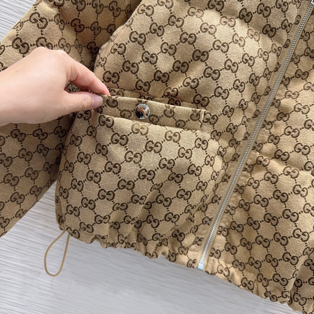 🛍️Gucc*👑2025FW新款羽绒服 填充物：90%白鹅绒 非常高级的进口高密度质地 提花面料 仔细看