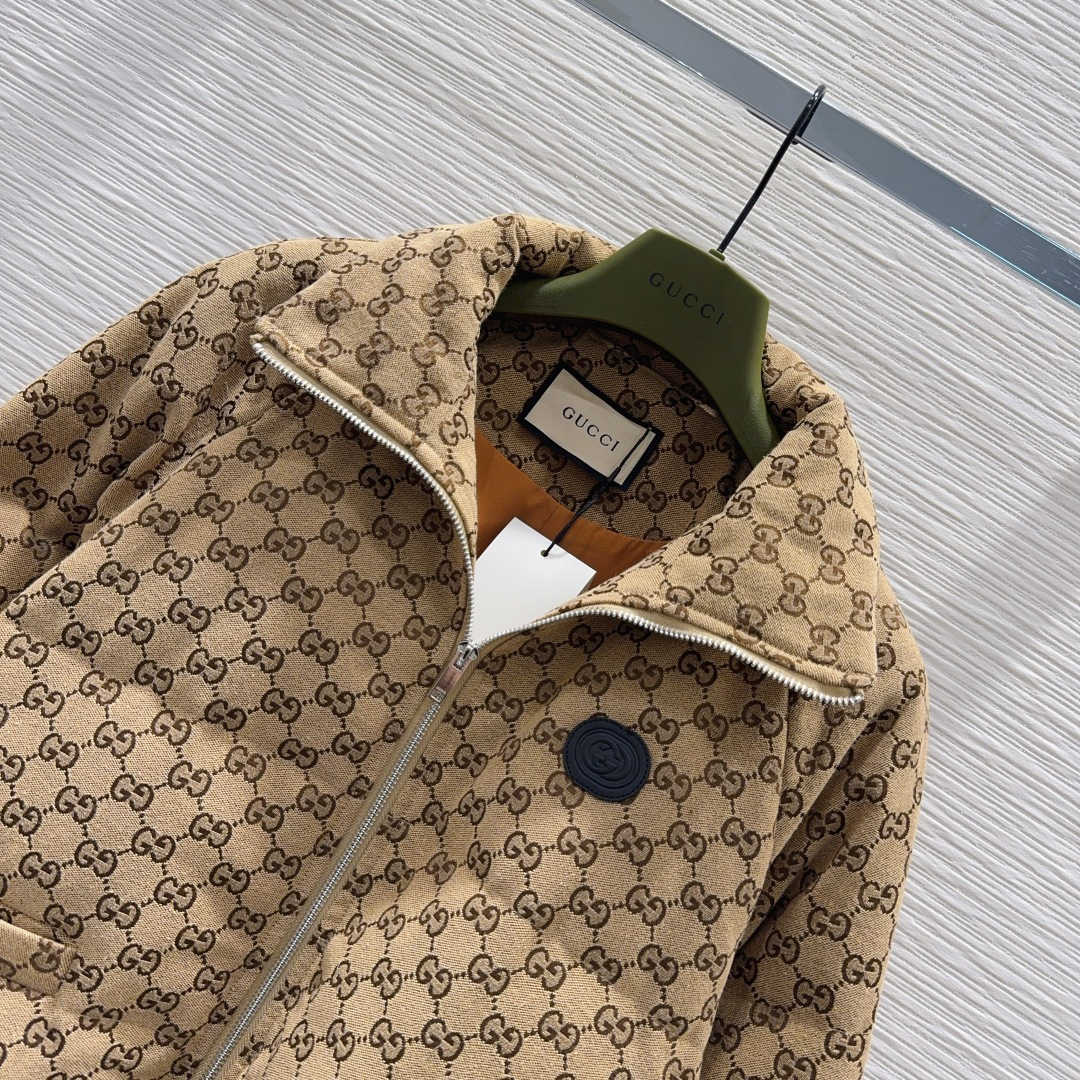 🛍️Gucc*👑2025FW新款羽绒服 填充物：90%白鹅绒 非常高级的进口高密度质地 提花面料 仔细看