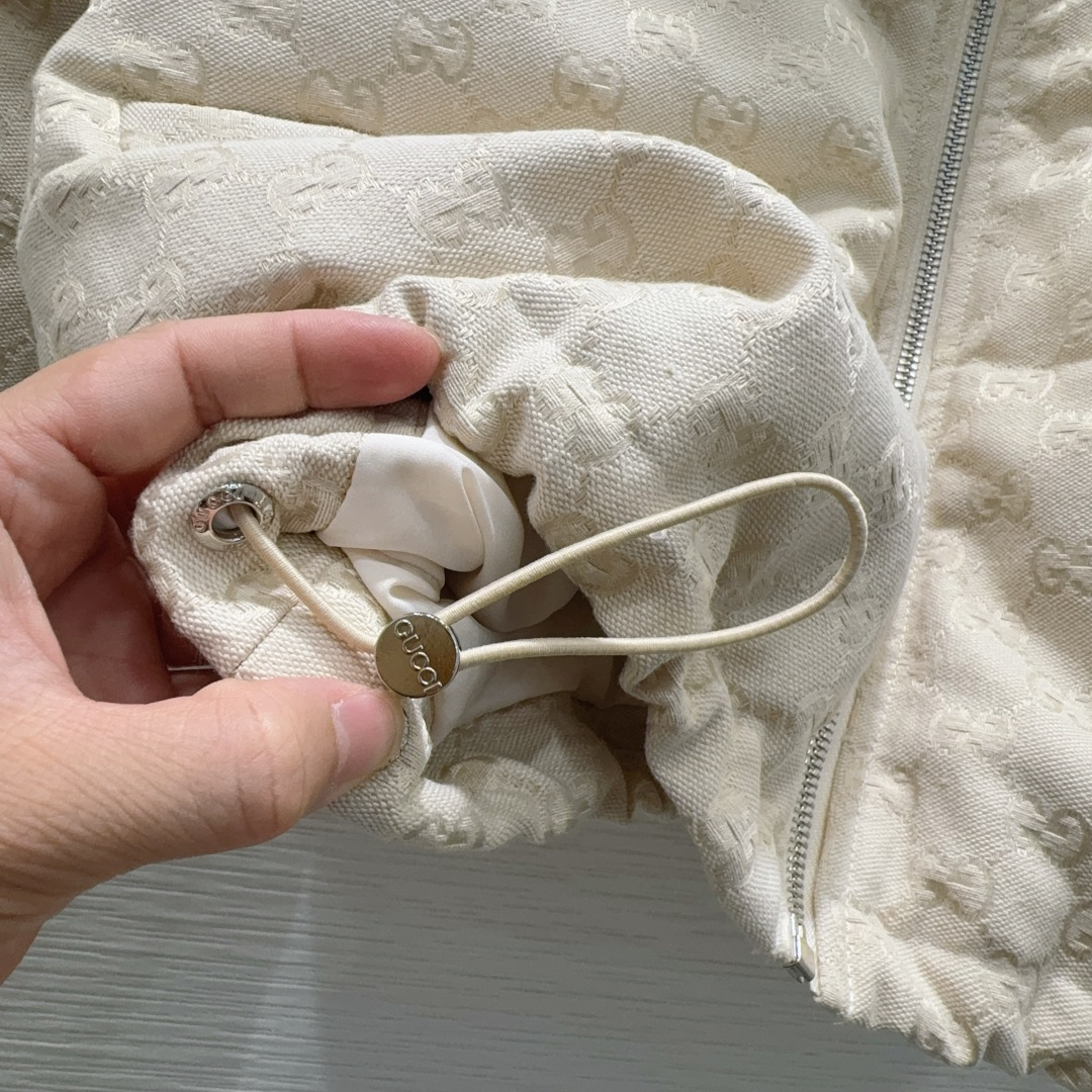 🛍️Gucc*👑2025FW新款羽绒服 填充物：90%白鹅绒 非常高级的进口高密度质地 提花面料 仔细看