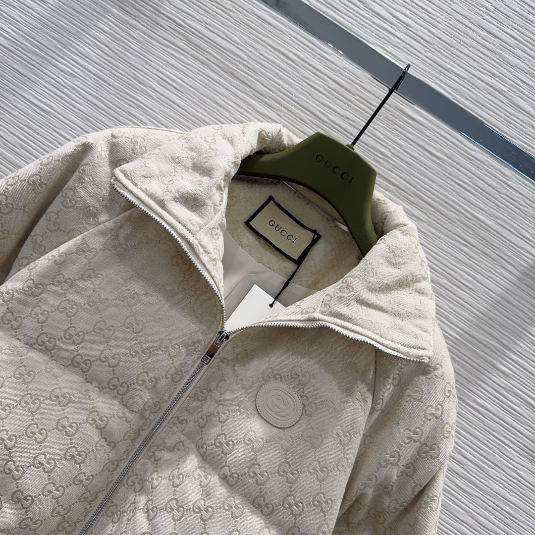 🛍️Gucc*👑2025FW新款羽绒服 填充物：90%白鹅绒 非常高级的进口高密度质地 提花面料 仔细看