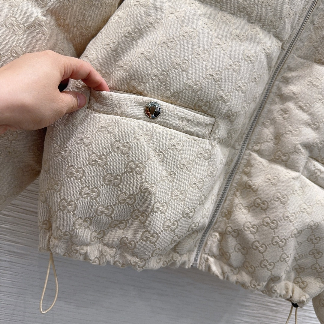🛍️Gucc*👑2025FW新款羽绒服 填充物：90%白鹅绒 非常高级的进口高密度质地 提花面料 仔细看