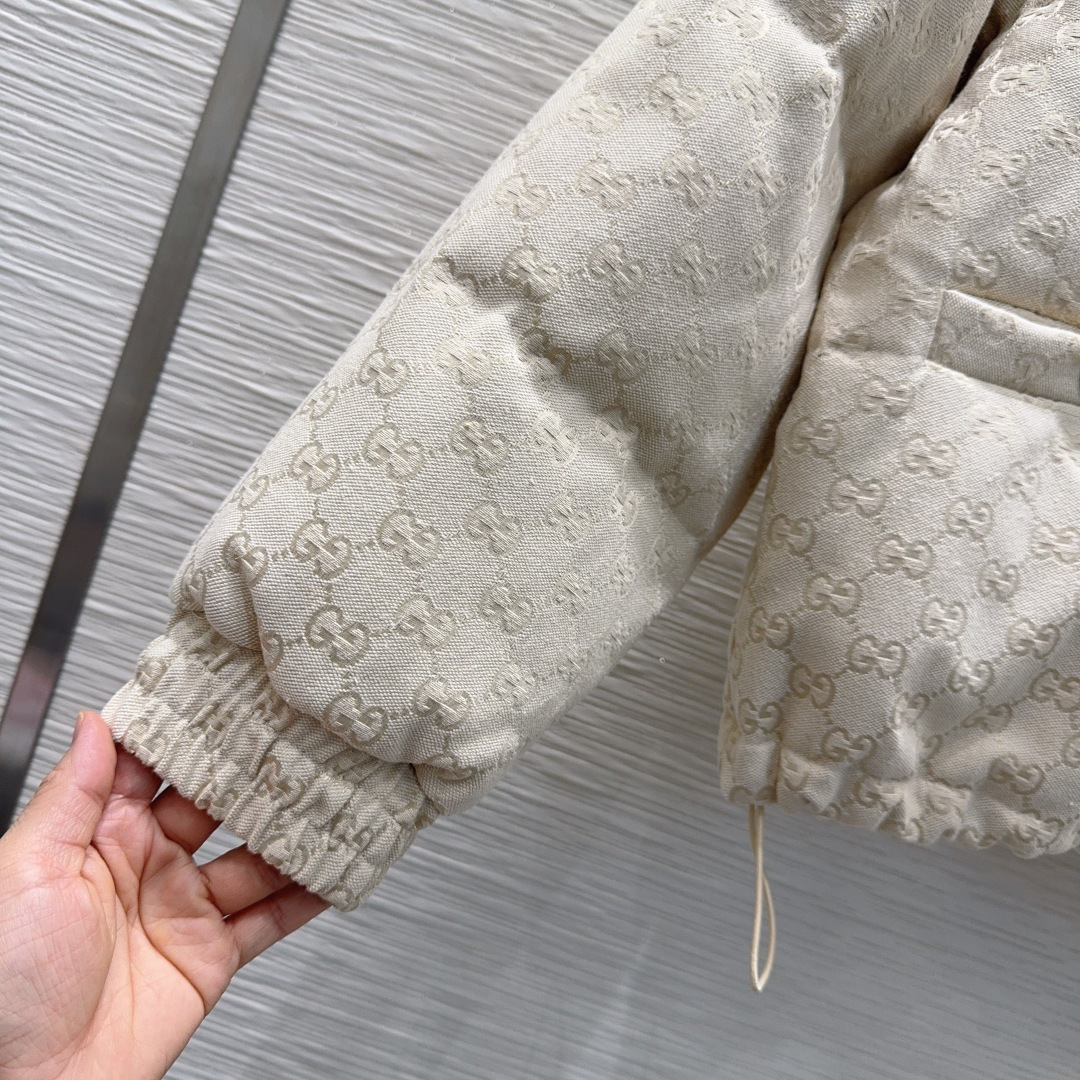 🛍️Gucc*👑2025FW新款羽绒服 填充物：90%白鹅绒 非常高级的进口高密度质地 提花面料 仔细看