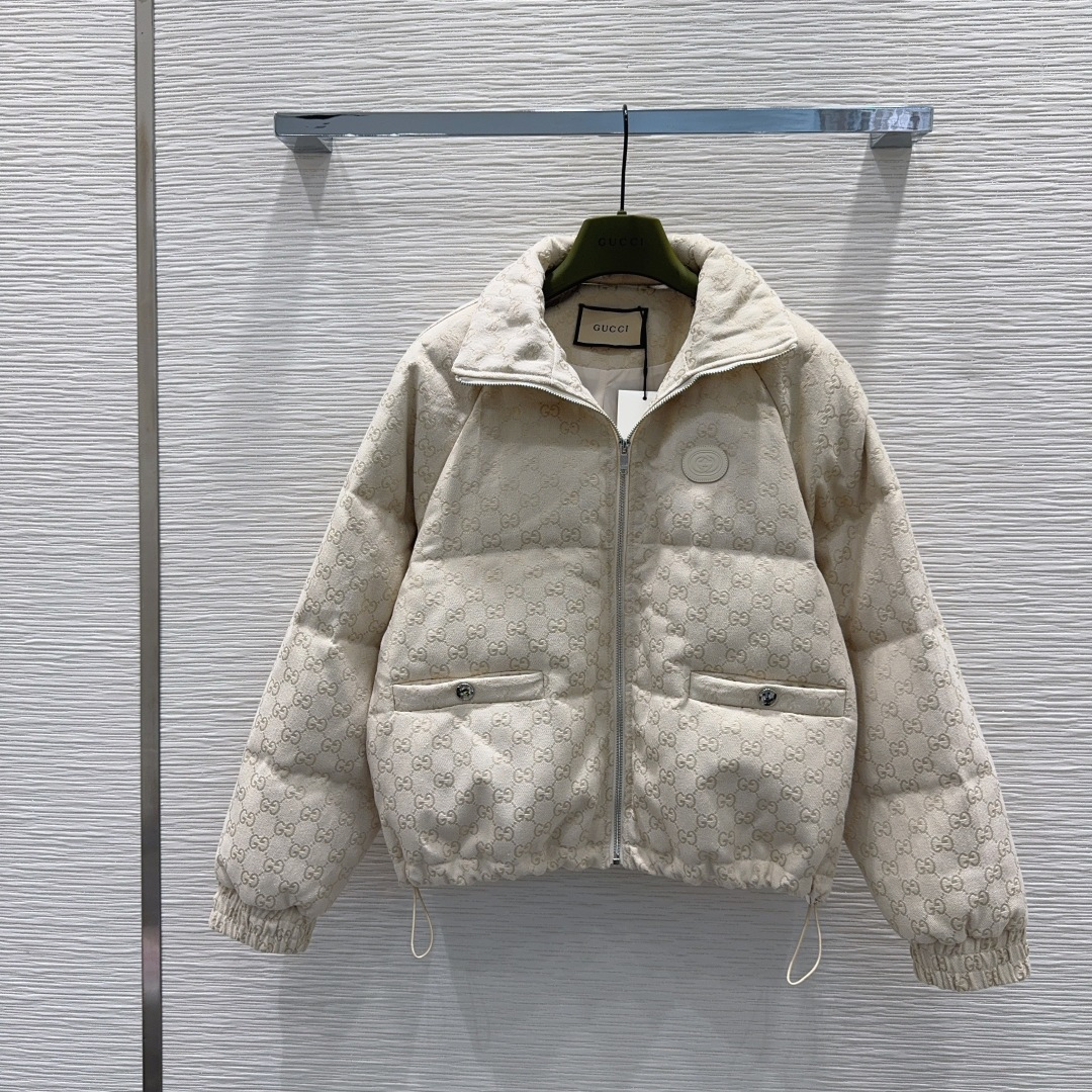 🛍️Gucc*👑2025FW新款羽绒服 填充物：90%白鹅绒 非常高级的进口高密度质地 提花面料 仔细看