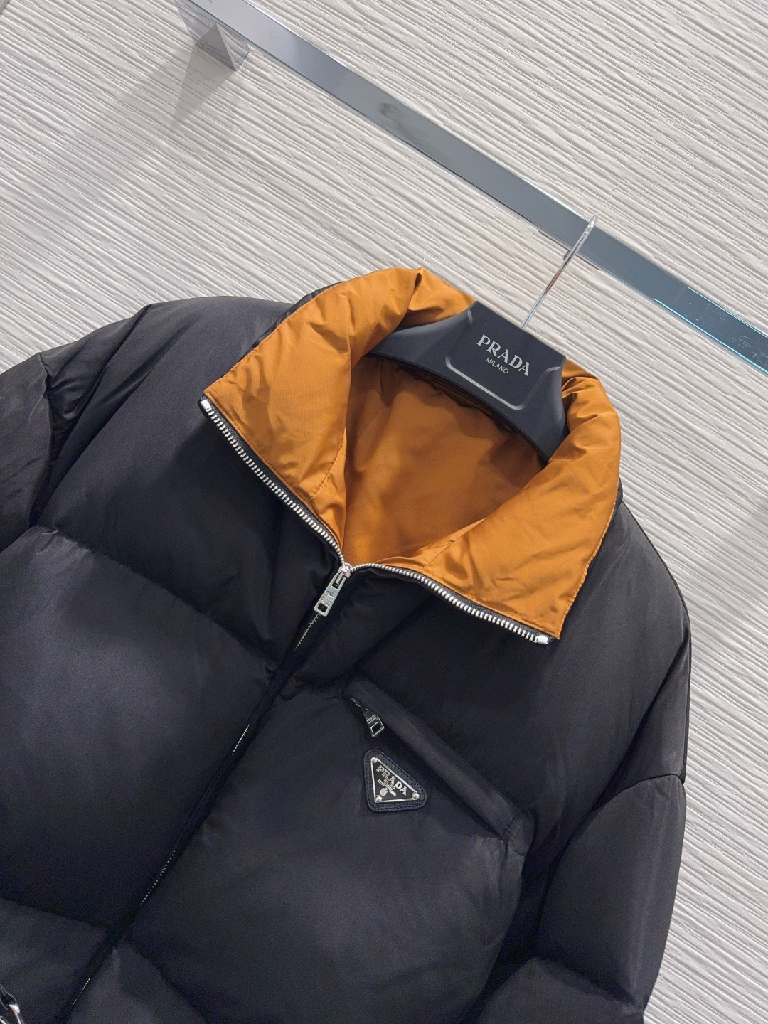 🛍️ Prad* 👑2025FW新款羽绒服 整体保暖效果拉满，常规款羽绒服 休闲时尚，经典logo完美点