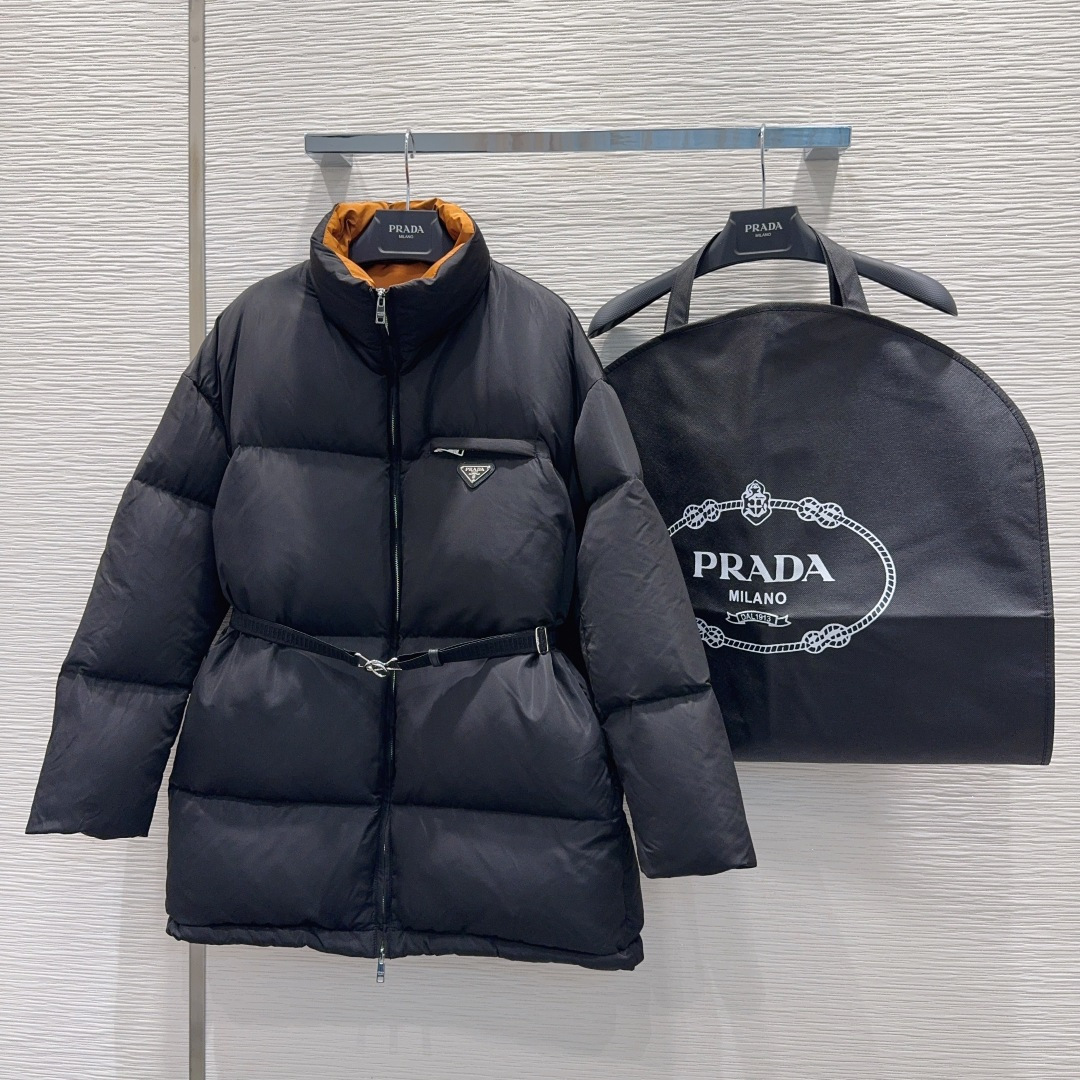 🛍️ Prad* 👑2025FW新款羽绒服 整体保暖效果拉满，常规款羽绒服 休闲时尚，经典logo完美点
