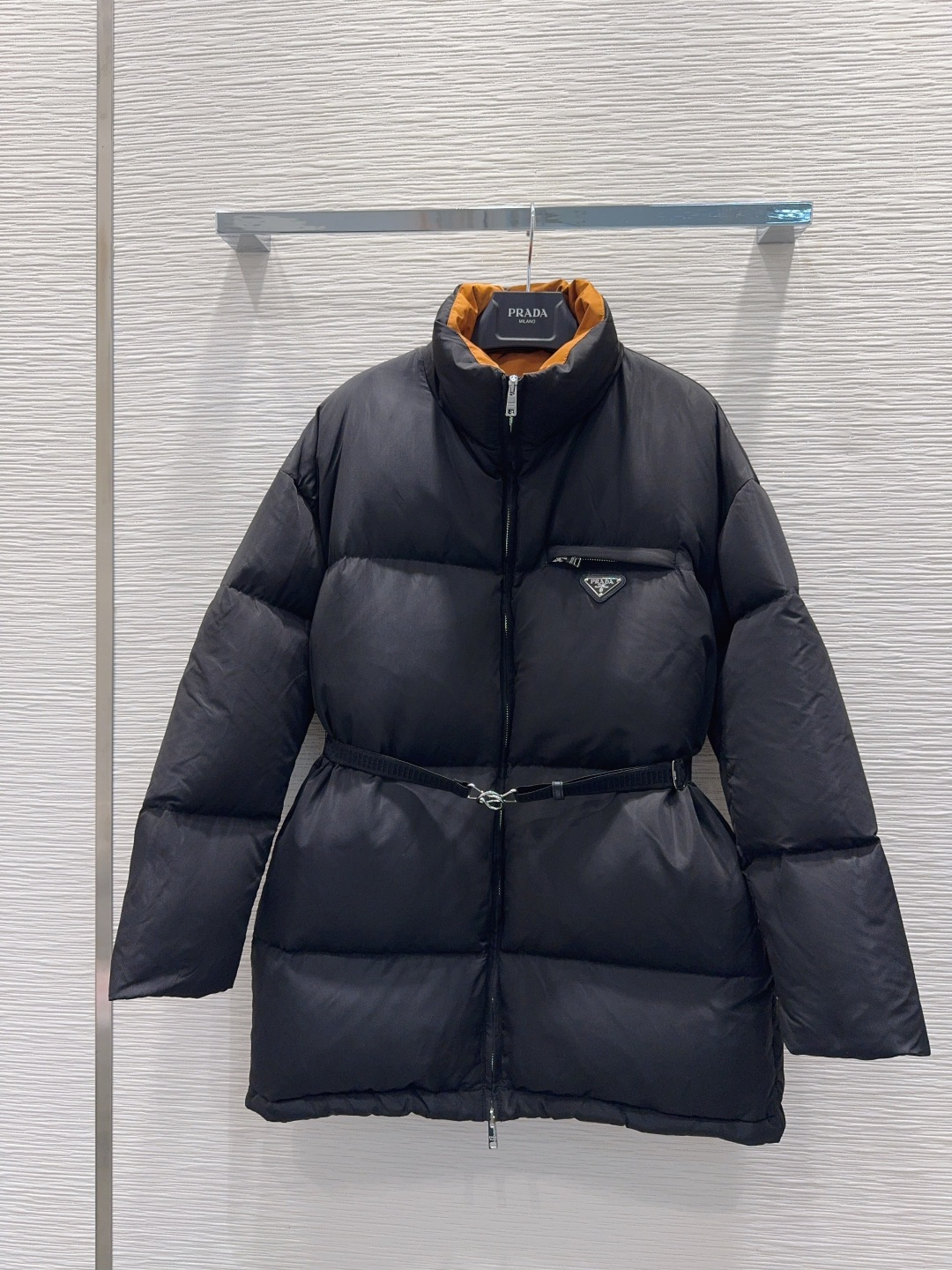 🛍️ Prad* 👑2025FW新款羽绒服 整体保暖效果拉满，常规款羽绒服 休闲时尚，经典logo完美点