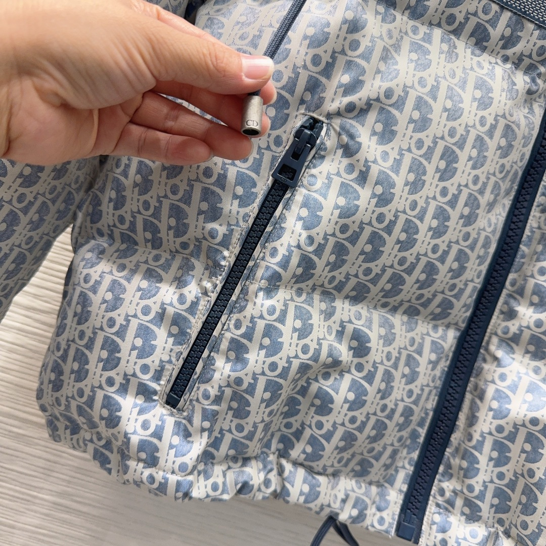 🛍️ Christian Dio* 👑2025FW新款羽绒外套 90白鸭绒 整体保暖效果拉满，常规款羽绒