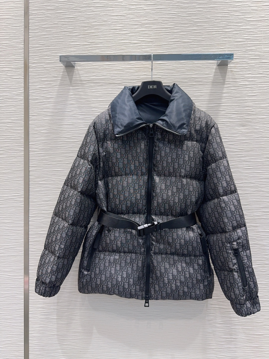 🛍️ Christian Dio* 👑2025FW新款羽绒外套 90白鸭绒 整体保暖效果拉满，常规款羽绒