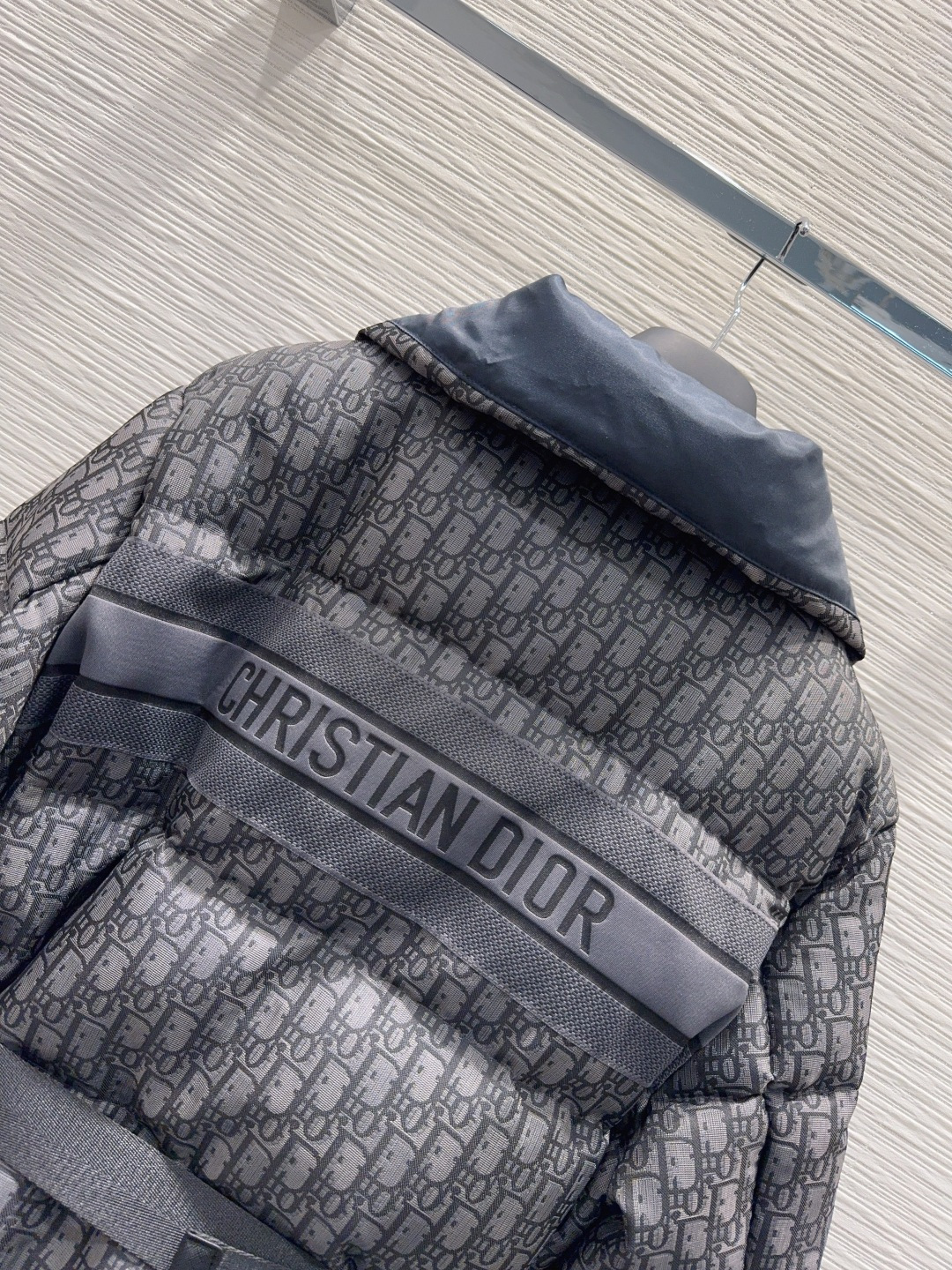 🛍️ Christian Dio* 👑2025FW新款羽绒外套 90白鸭绒 整体保暖效果拉满，常规款羽绒