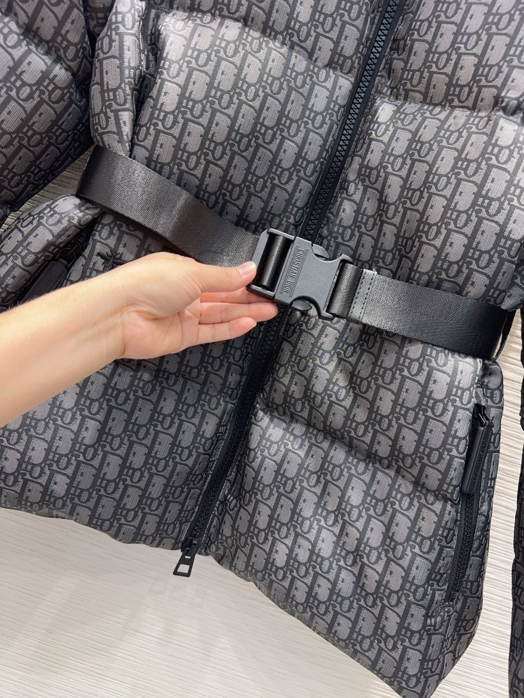 🛍️ Christian Dio* 👑2025FW新款羽绒外套 90白鸭绒 整体保暖效果拉满，常规款羽绒