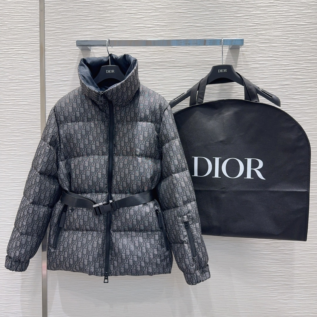 🛍️ Christian Dio* 👑2025FW新款羽绒外套 90白鸭绒 整体保暖效果拉满，常规款羽绒