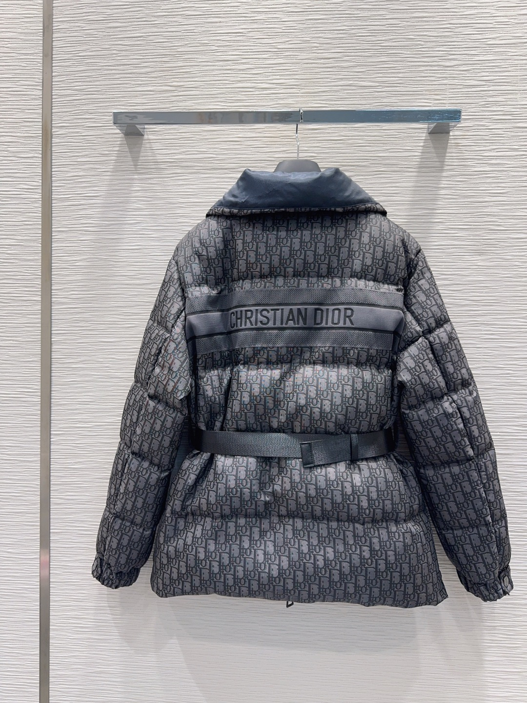 🛍️ Christian Dio* 👑2025FW新款羽绒外套 90白鸭绒 整体保暖效果拉满，常规款羽绒