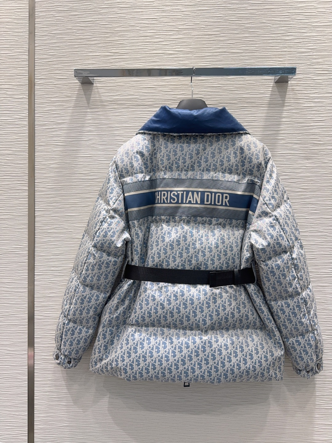 🛍️ Christian Dio* 👑2025FW新款羽绒外套 90白鸭绒 整体保暖效果拉满，常规款羽绒