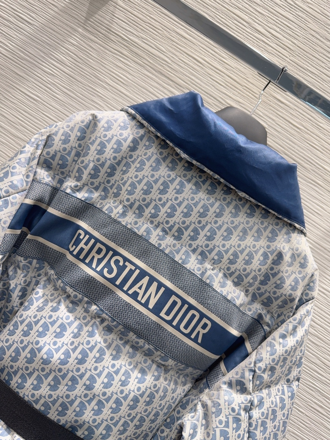 🛍️ Christian Dio* 👑2025FW新款羽绒外套 90白鸭绒 整体保暖效果拉满，常规款羽绒