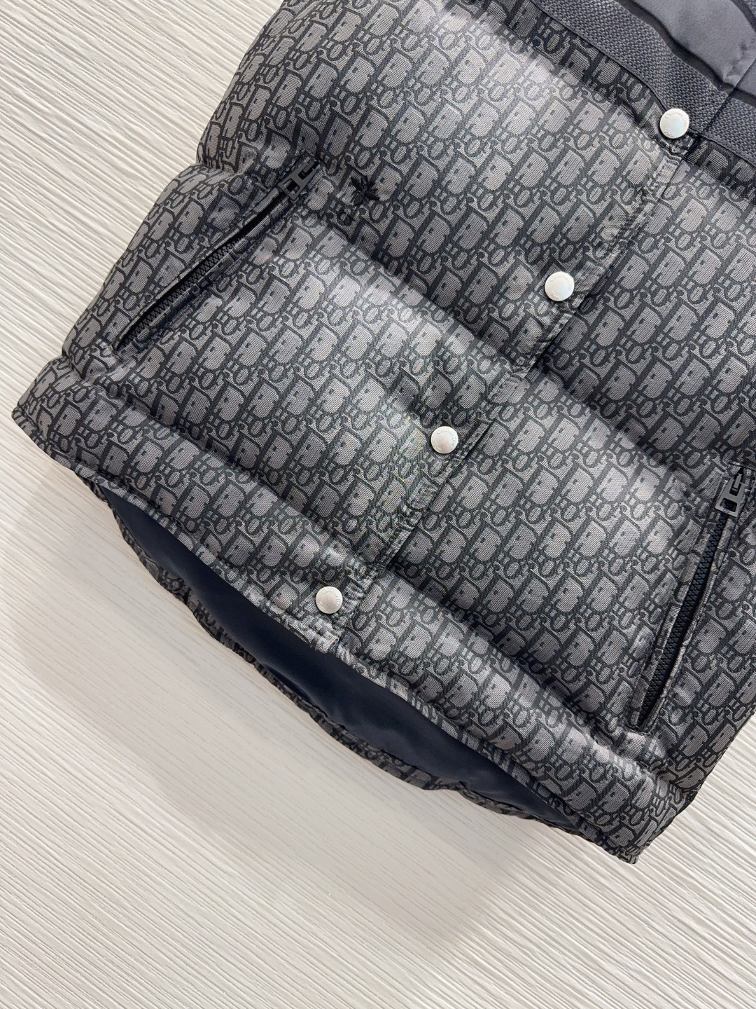 🛍️ Christian Dio* 👑2025FW新款羽绒马甲 90白鸭绒 整体保暖效果拉满，常规款羽绒