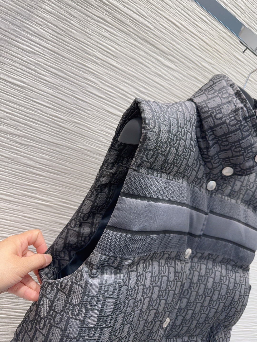 🛍️ Christian Dio* 👑2025FW新款羽绒马甲 90白鸭绒 整体保暖效果拉满，常规款羽绒