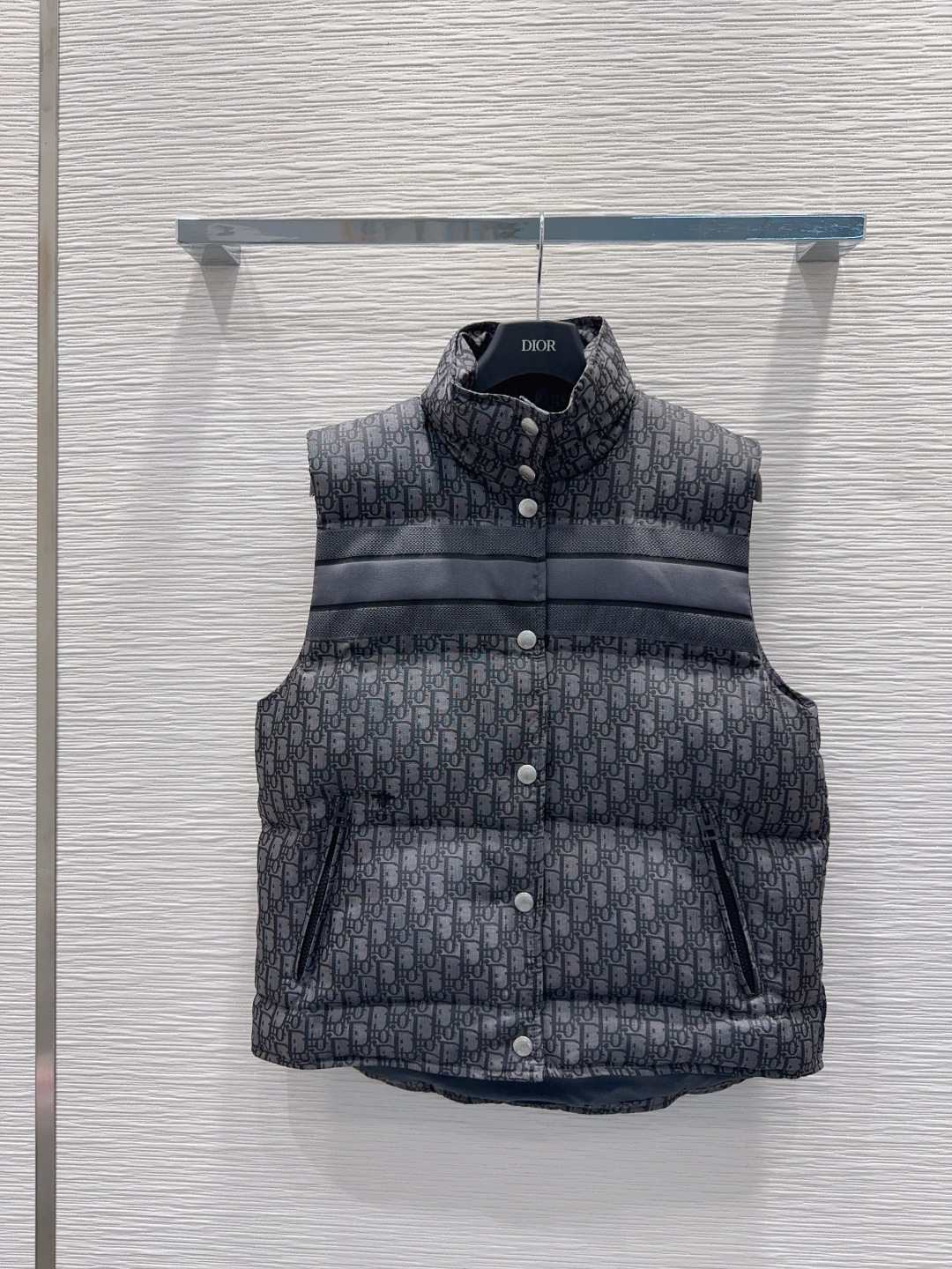 🛍️ Christian Dio* 👑2025FW新款羽绒马甲 90白鸭绒 整体保暖效果拉满，常规款羽绒