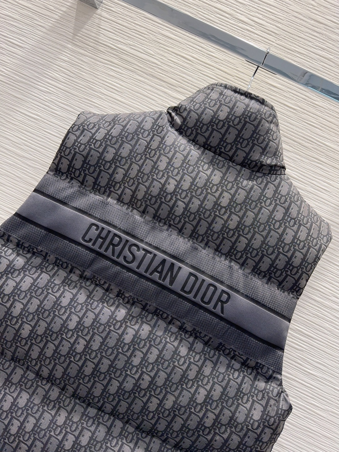 🛍️ Christian Dio* 👑2025FW新款羽绒马甲 90白鸭绒 整体保暖效果拉满，常规款羽绒