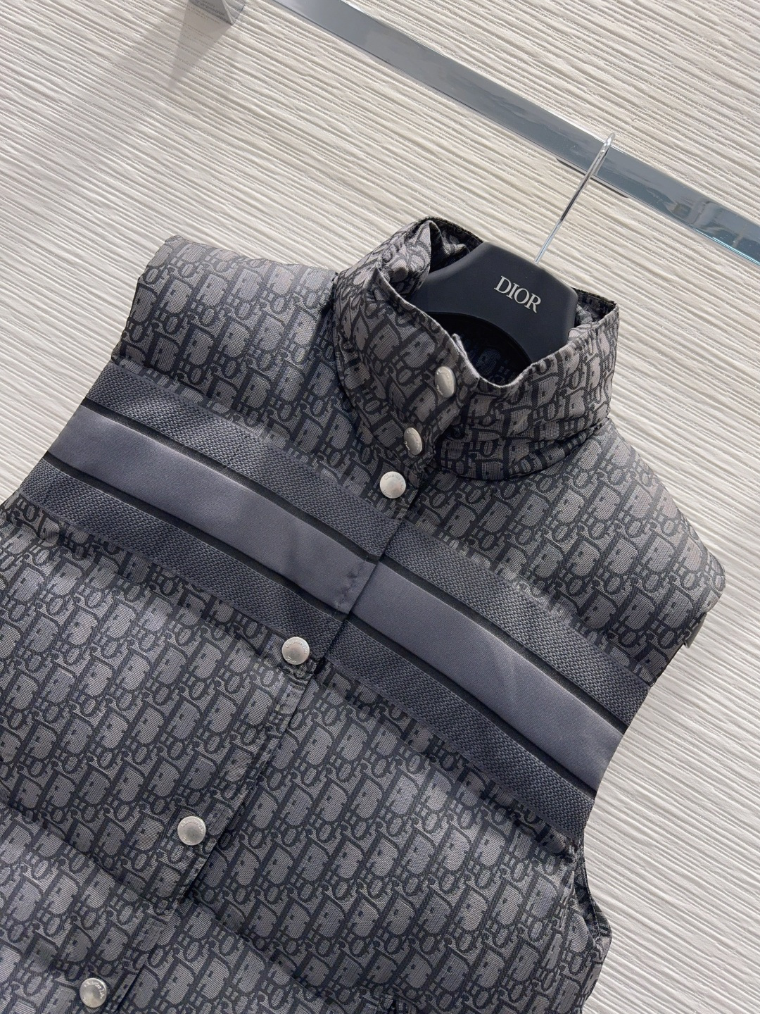 🛍️ Christian Dio* 👑2025FW新款羽绒马甲 90白鸭绒 整体保暖效果拉满，常规款羽绒