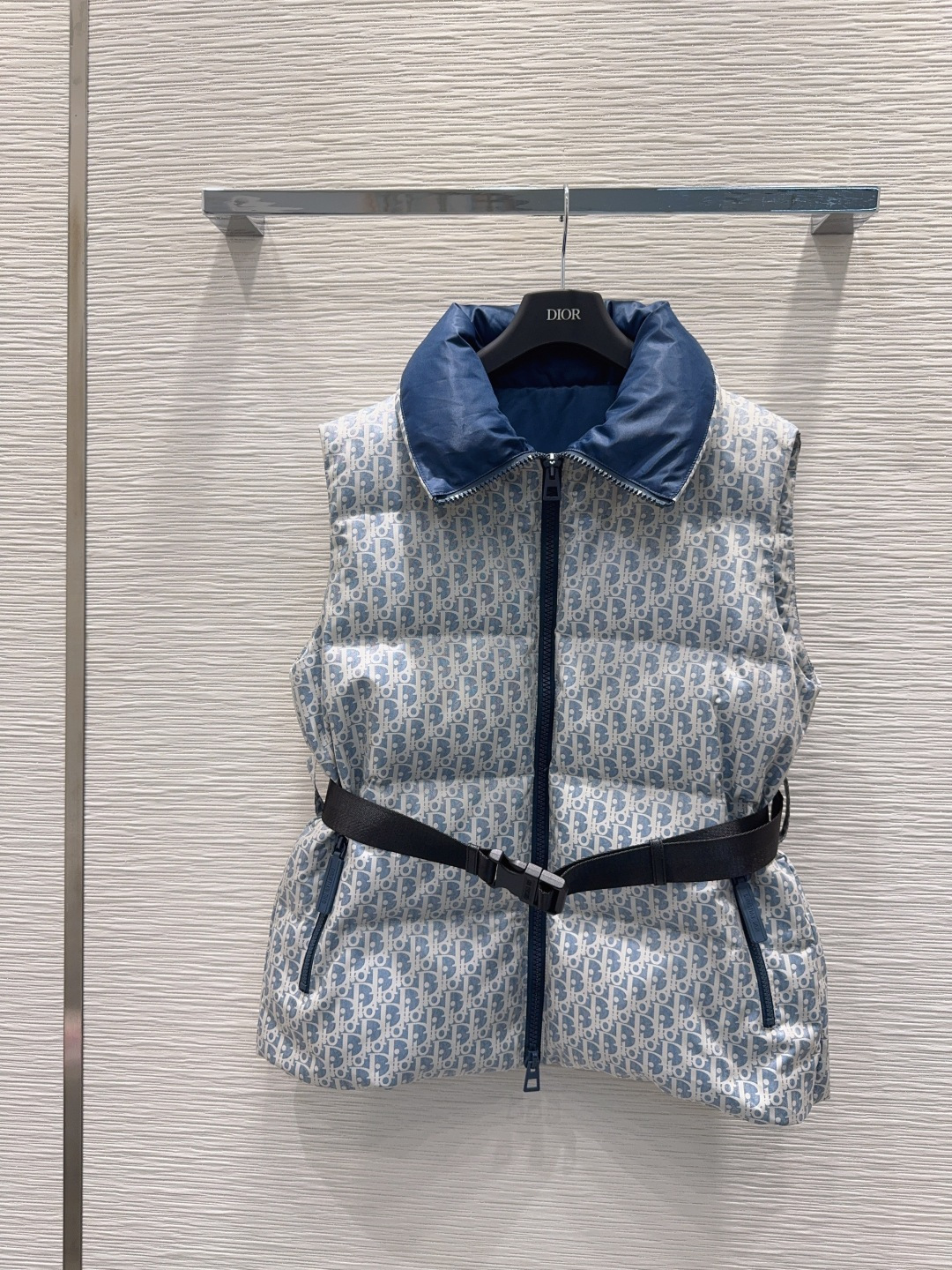 🛍️ Christian Dio* 👑2025FW新款羽绒马甲 90白鸭绒 整体保暖效果拉满，常规款羽绒