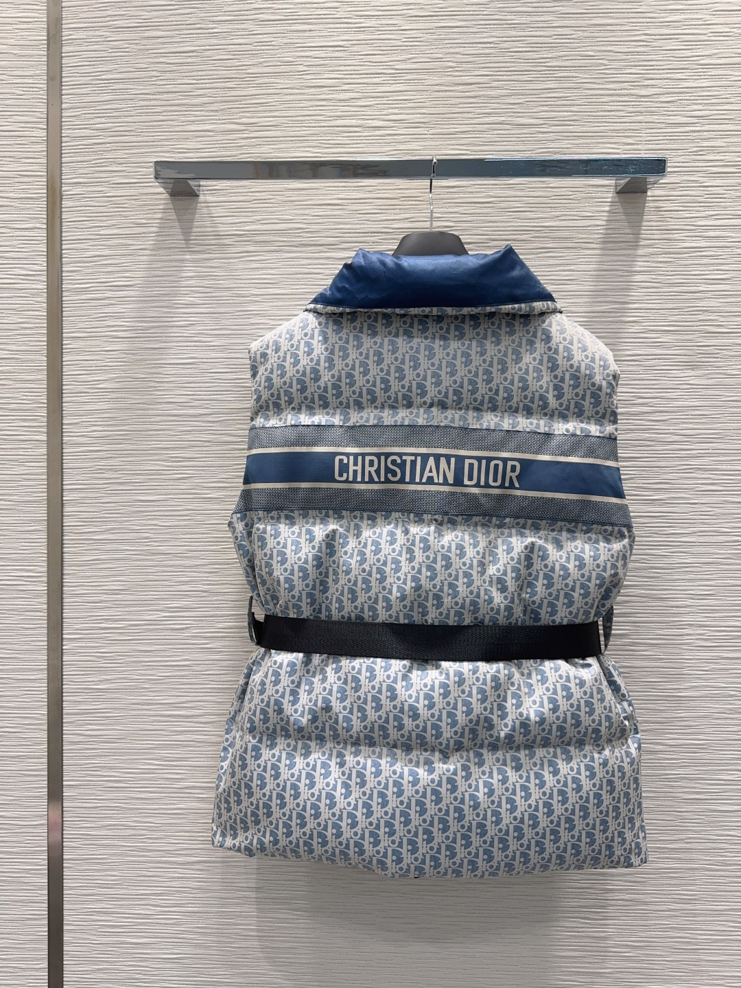 🛍️ Christian Dio* 👑2025FW新款羽绒马甲 90白鸭绒 整体保暖效果拉满，常规款羽绒