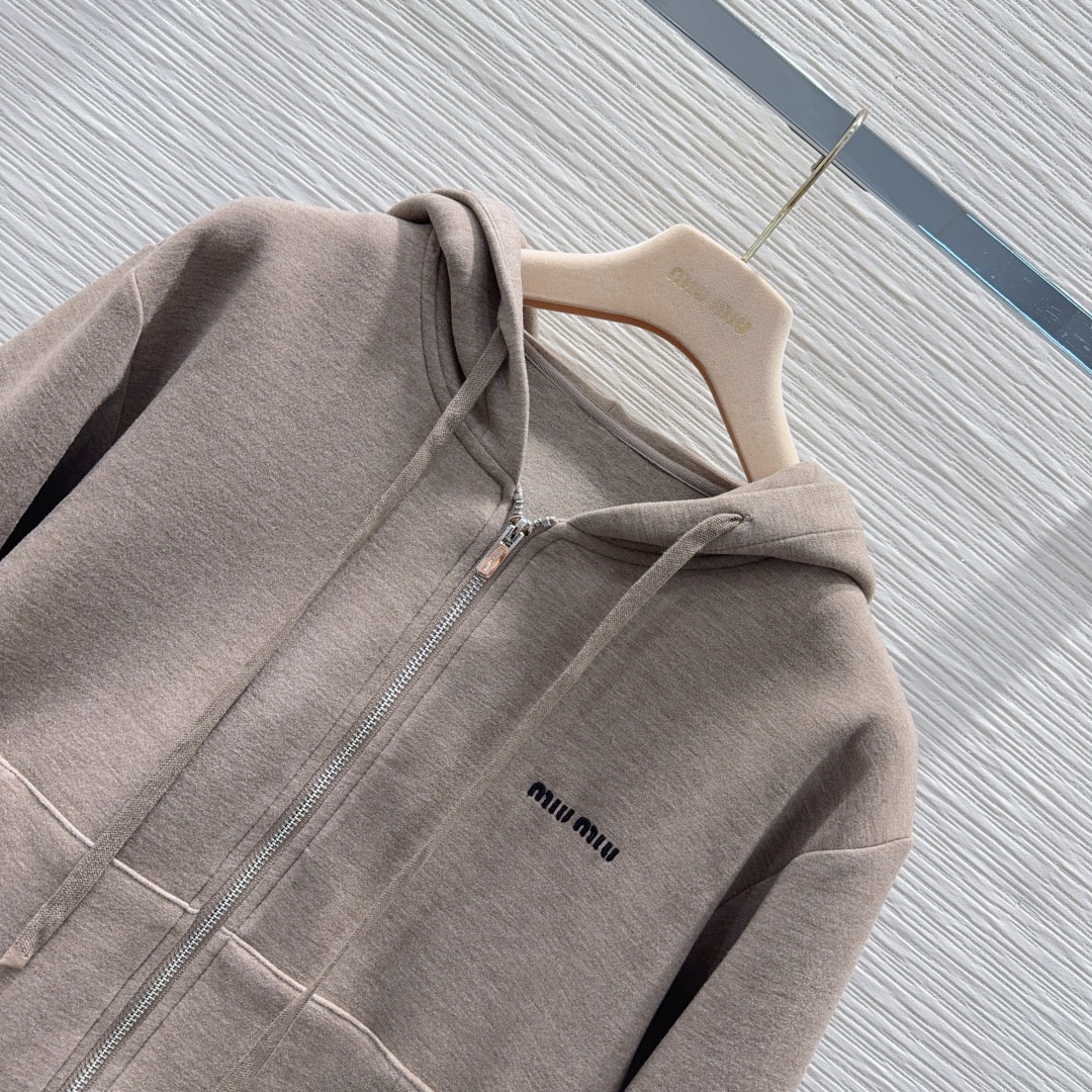 🛍️ Miu Mi* 👑2025FW新款套装 可A可飒的风格，日常通勤穿什么的都是很OK的，层次感更加丰