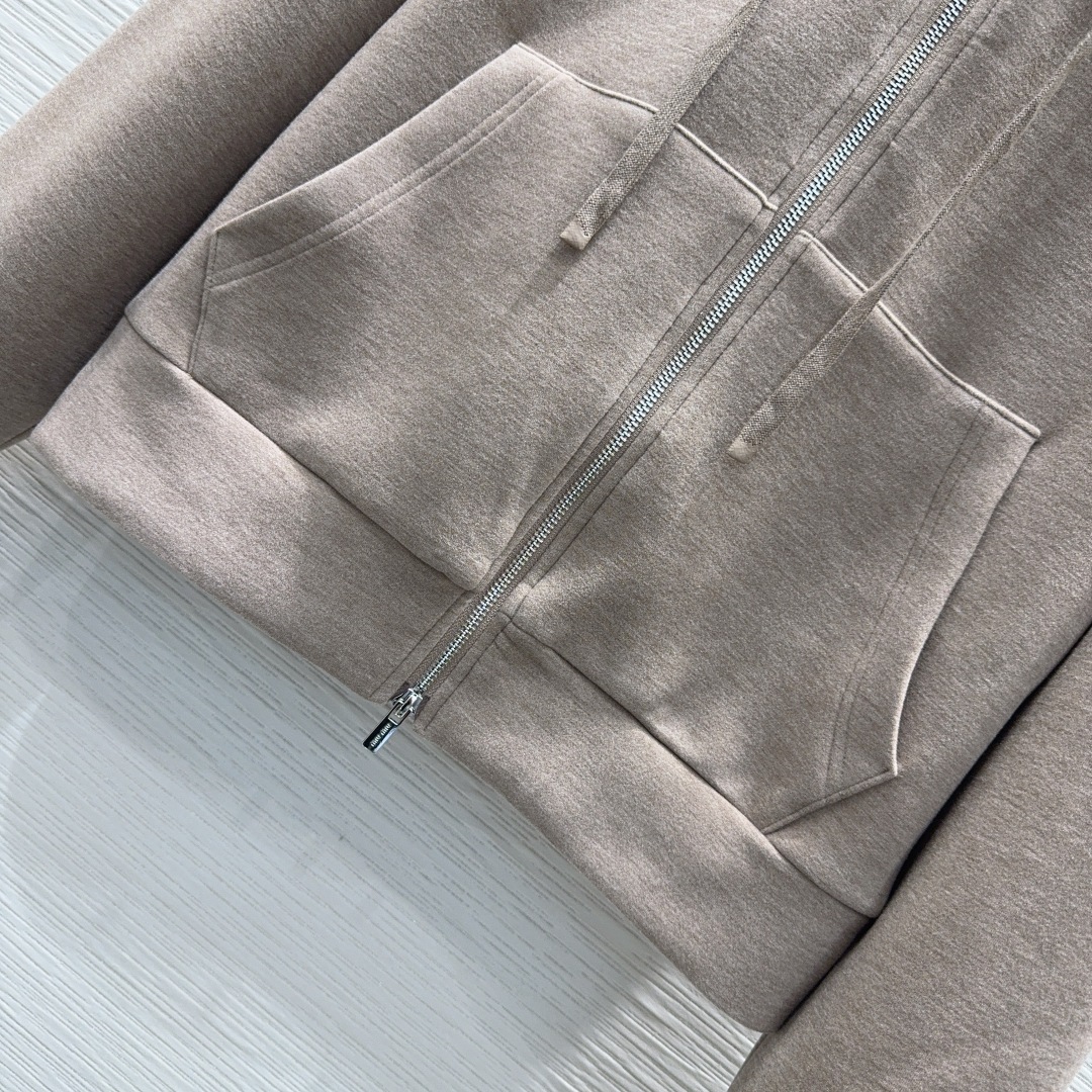 🛍️ Miu Mi* 👑2025FW新款套装 可A可飒的风格，日常通勤穿什么的都是很OK的，层次感更加丰