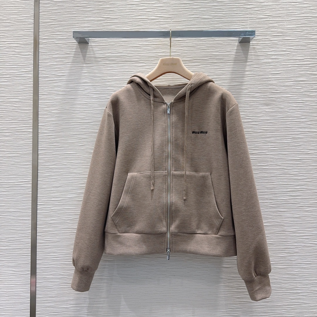 🛍️ Miu Mi* 👑2025FW新款套装 可A可飒的风格，日常通勤穿什么的都是很OK的，层次感更加丰