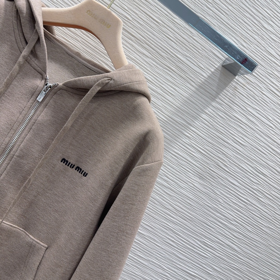 🛍️ Miu Mi* 👑2025FW新款套装 可A可飒的风格，日常通勤穿什么的都是很OK的，层次感更加丰