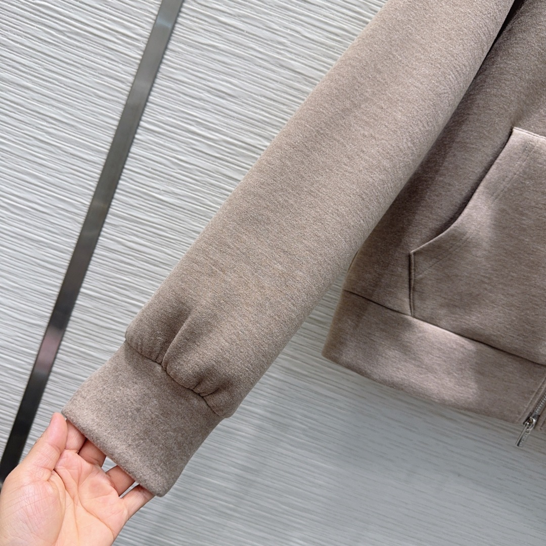 🛍️ Miu Mi* 👑2025FW新款套装 可A可飒的风格，日常通勤穿什么的都是很OK的，层次感更加丰