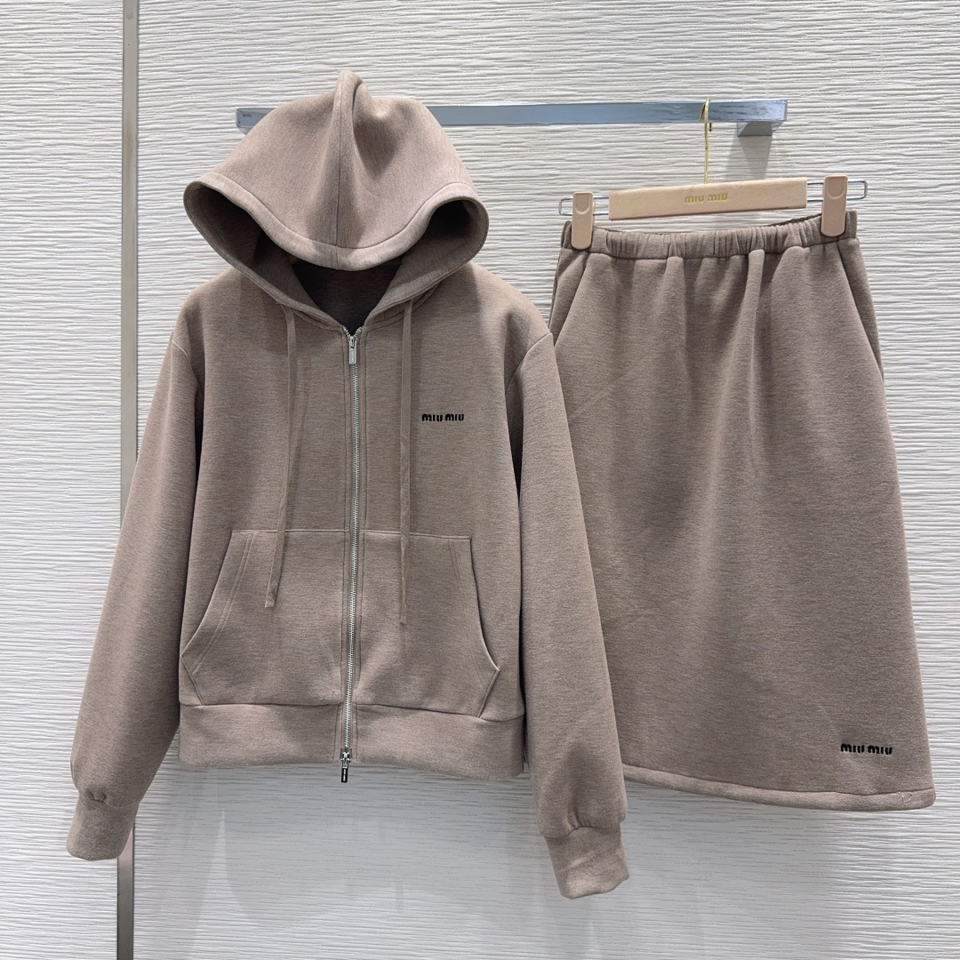 🛍️ Miu Mi* 👑2025FW新款套装 可A可飒的风格，日常通勤穿什么的都是很OK的，层次感更加丰