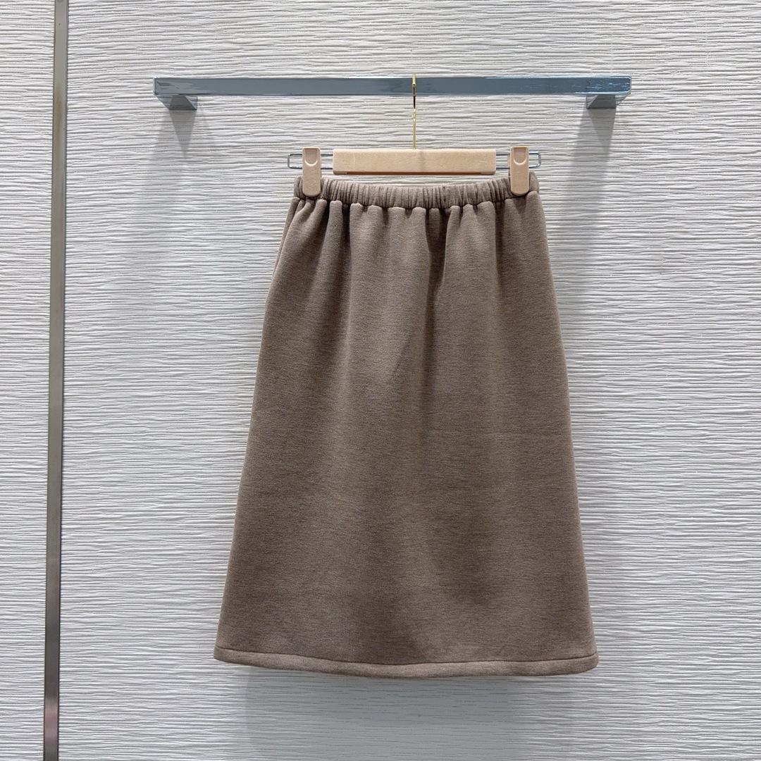 🛍️ Miu Mi* 👑2025FW新款套装 可A可飒的风格，日常通勤穿什么的都是很OK的，层次感更加丰