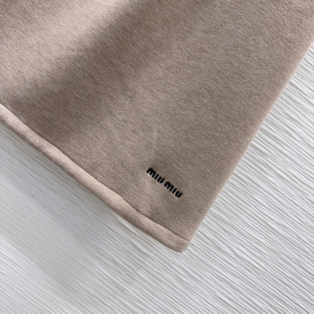 🛍️ Miu Mi* 👑2025FW新款套装 可A可飒的风格，日常通勤穿什么的都是很OK的，层次感更加丰