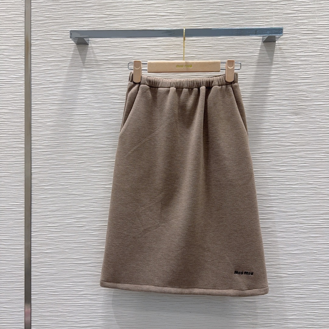 🛍️ Miu Mi* 👑2025FW新款套装 可A可飒的风格，日常通勤穿什么的都是很OK的，层次感更加丰