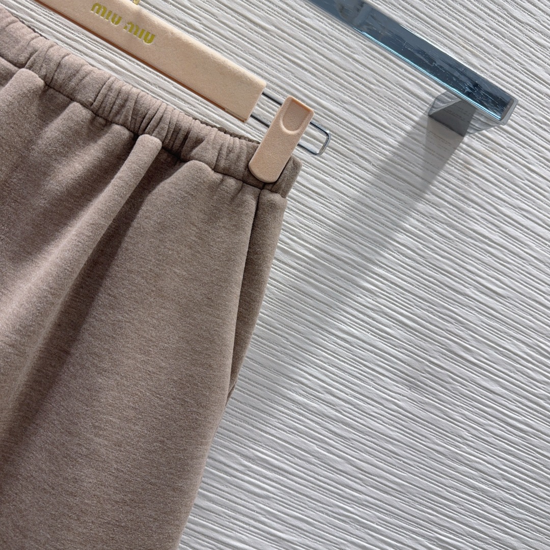 🛍️ Miu Mi* 👑2025FW新款套装 可A可飒的风格，日常通勤穿什么的都是很OK的，层次感更加丰