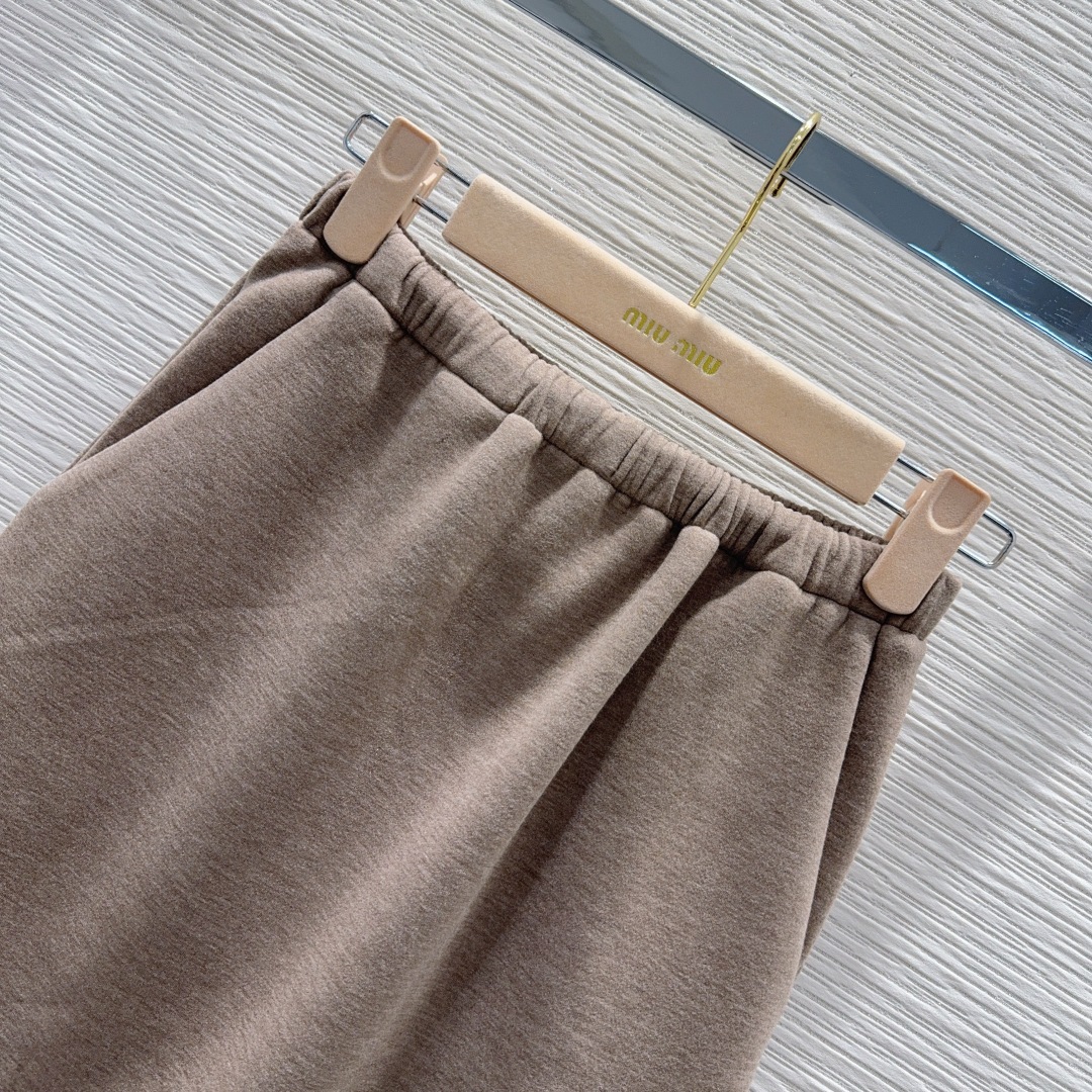 🛍️ Miu Mi* 👑2025FW新款套装 可A可飒的风格，日常通勤穿什么的都是很OK的，层次感更加丰