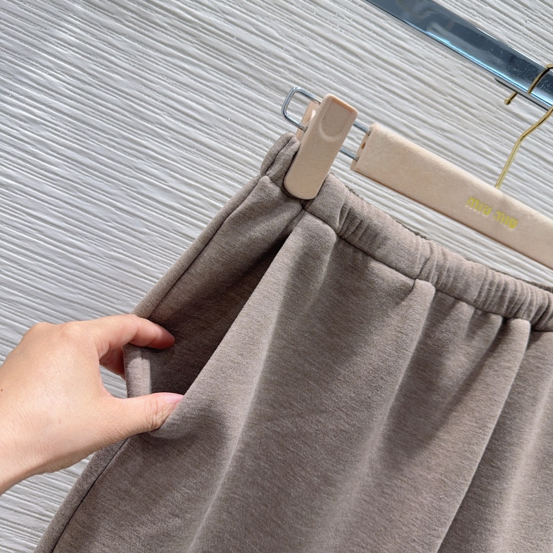 🛍️ Miu Mi* 👑2025FW新款套装 可A可飒的风格，日常通勤穿什么的都是很OK的，层次感更加丰