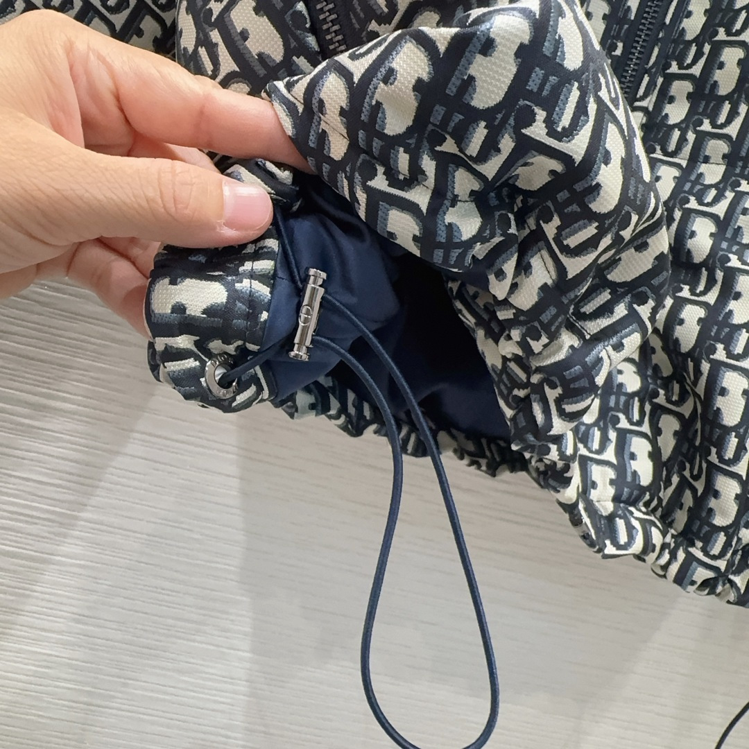 🛍️ Christian Dio* 💕2025秋冬新款羽绒服外套，填充物90%鹅绒 这款连帽短款夹克来自