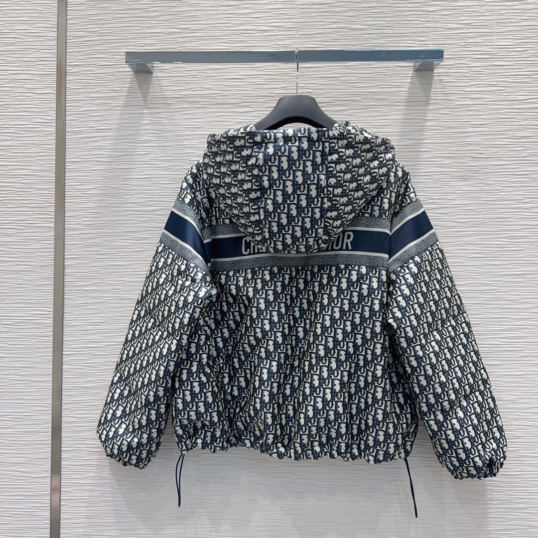 🛍️ Christian Dio* 💕2025秋冬新款羽绒服外套，填充物90%鹅绒 这款连帽短款夹克来自