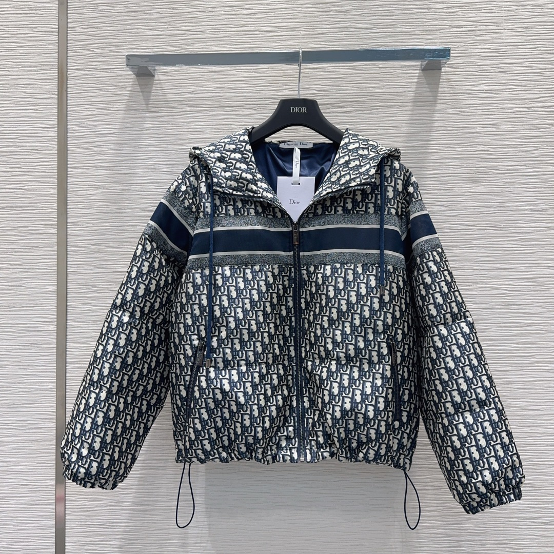 🛍️ Christian Dio* 💕2025秋冬新款羽绒服外套，填充物90%鹅绒 这款连帽短款夹克来自