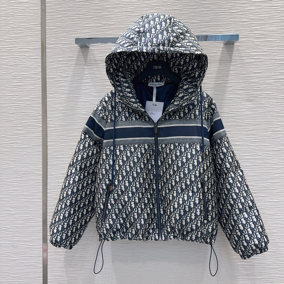 🛍️ Christian Dio* 💕2025秋冬新款羽绒服外套，填充物90%鹅绒 这款连帽短款夹克来自