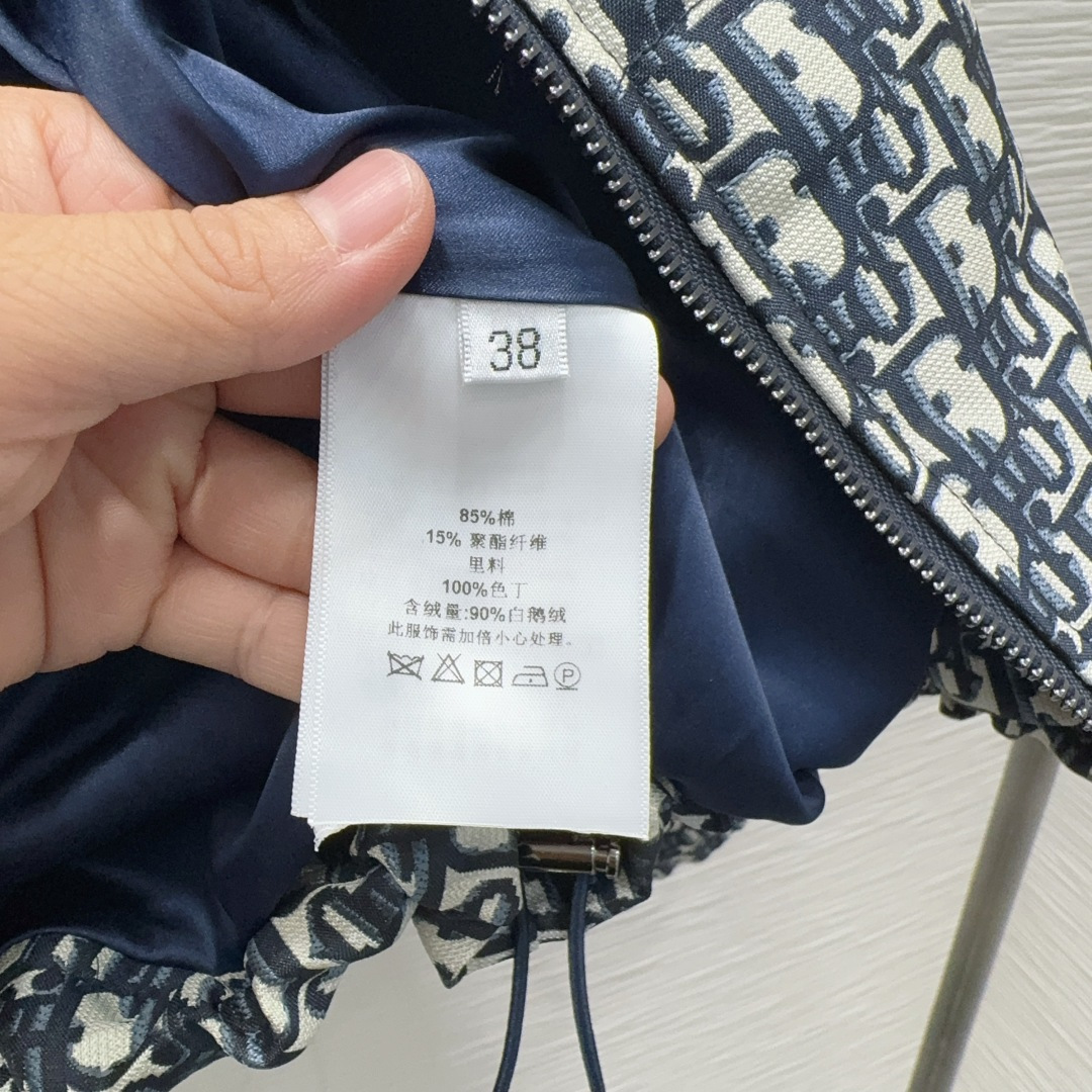 🛍️ Christian Dio* 💕2025秋冬新款羽绒服外套，填充物90%鹅绒 这款连帽短款夹克来自