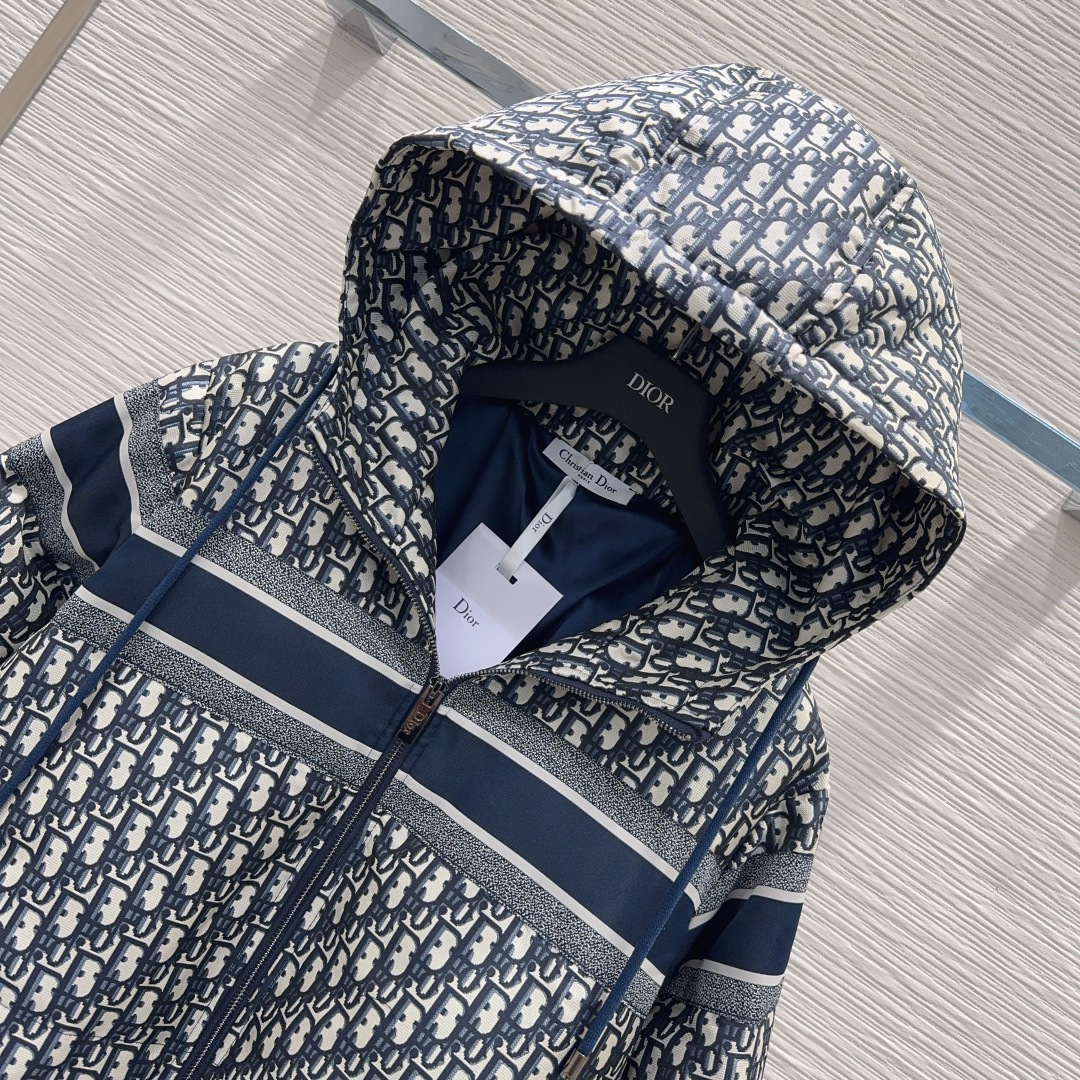 🛍️ Christian Dio* 💕2025秋冬新款羽绒服外套，填充物90%鹅绒 这款连帽短款夹克来自