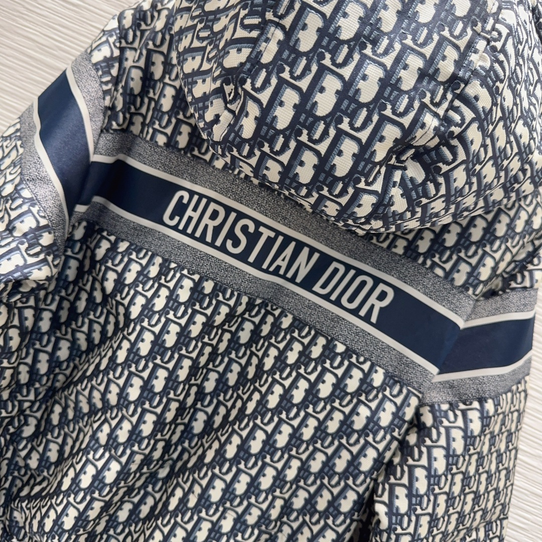 🛍️ Christian Dio* 💕2025秋冬新款羽绒服外套，填充物90%鹅绒 这款连帽短款夹克来自