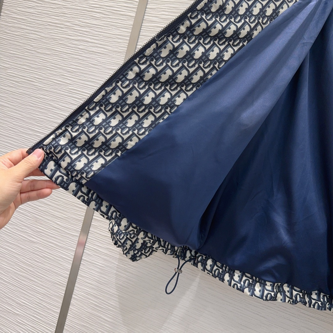 🛍️ Christian Dio* 💕2025秋冬新款羽绒服外套，填充物90%鹅绒 这款连帽短款夹克来自