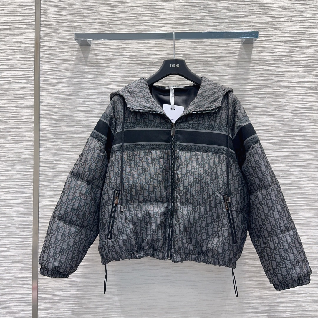 🛍️ Christian Dio* 💕2025秋冬新款羽绒服外套，填充物90%鹅绒 这款连帽短款夹克来自