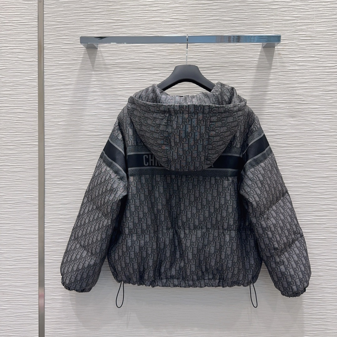 🛍️ Christian Dio* 💕2025秋冬新款羽绒服外套，填充物90%鹅绒 这款连帽短款夹克来自