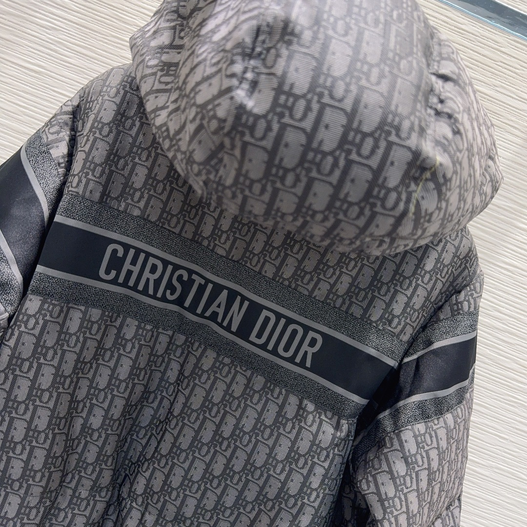 🛍️ Christian Dio* 💕2025秋冬新款羽绒服外套，填充物90%鹅绒 这款连帽短款夹克来自