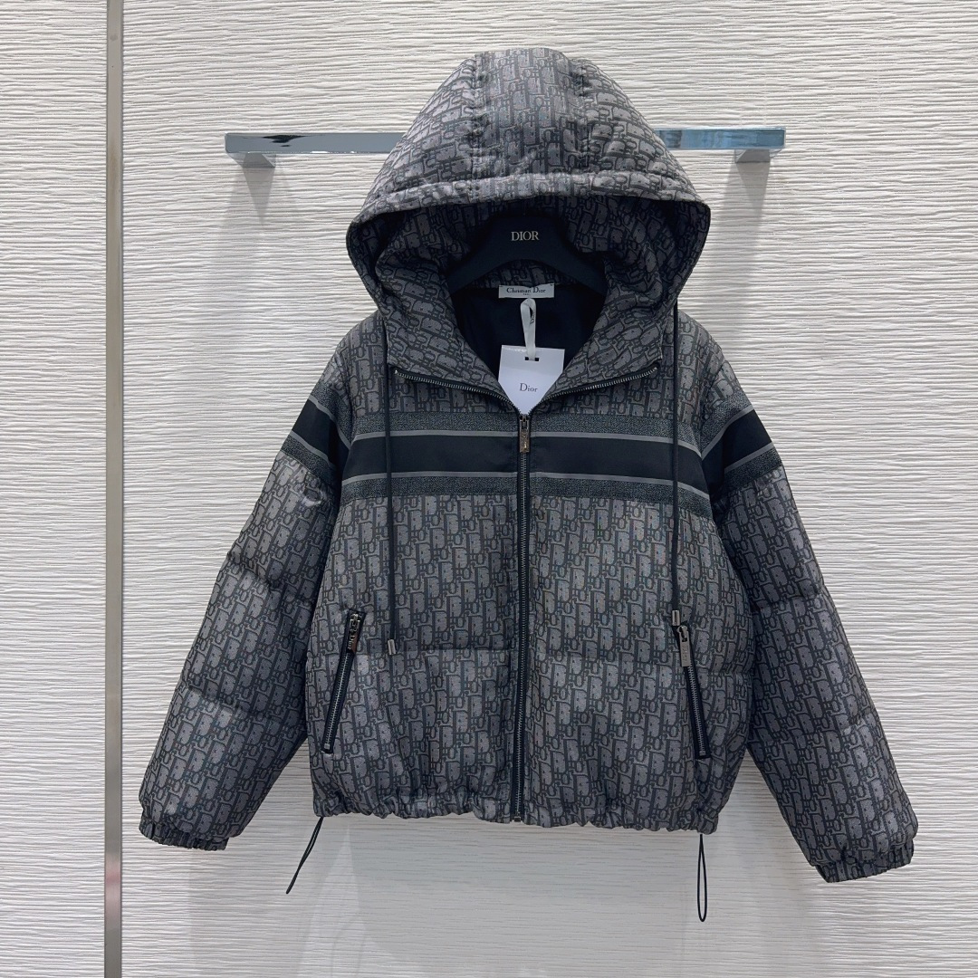 🛍️ Christian Dio* 💕2025秋冬新款羽绒服外套，填充物90%鹅绒 这款连帽短款夹克来自